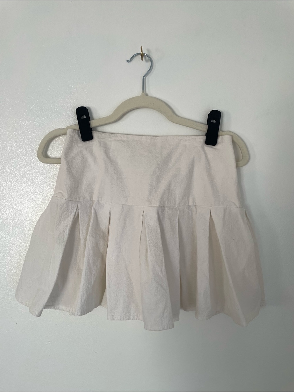 Urban Romantics cream pleated mini skirt size small 100% cotton